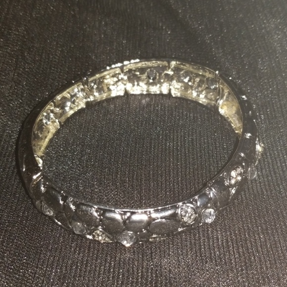 Silver-tone texture stretch bracelet - Picture 5 of 8